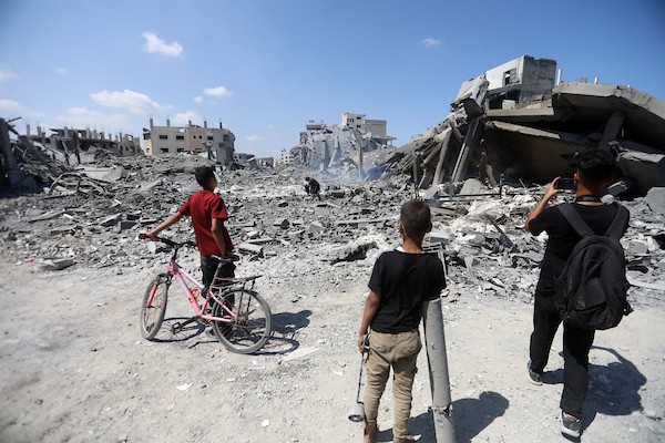 فلسطينيون يتفقدون الأضرار التي لحقت بمنازلهم في حي الشجاعية شرقي مدينة غزة، ويبحثون بين الركام عن ممتلكاتهم، عقب غارات إسرائيلية وتوغل بري في المنطقة، 27 تموز/يوليو 2026. تصوير: بلال أسامة