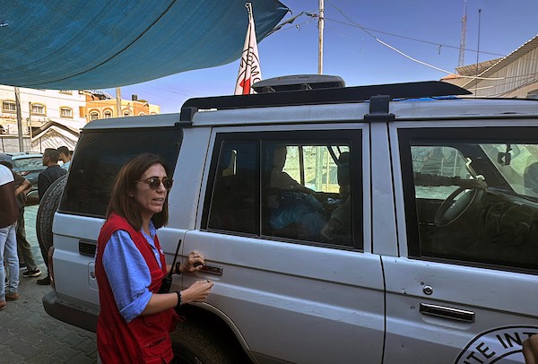 وصل معتقلون فلسطينيون مُفرج عنهم على متن سيارات تابعة للجنة الدولية للصليب الأحمر إلى مستشفى شهداء الأقصى في دير البلح، وسط قطاع غزة، في 19 يوليو/تموز 2026. صورة: أحمد إبراهيم
