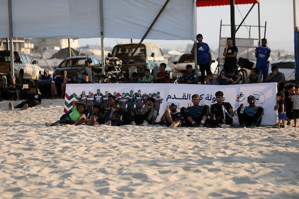 يتنافس لاعبون فلسطينيون خلال مباراة كرة قدم شاطئية على ساحل مدينة غزة المطل على البحر الأبيض المتوسط في 22 يوليو/تموز 2026.(صورة: بلال أسامة )