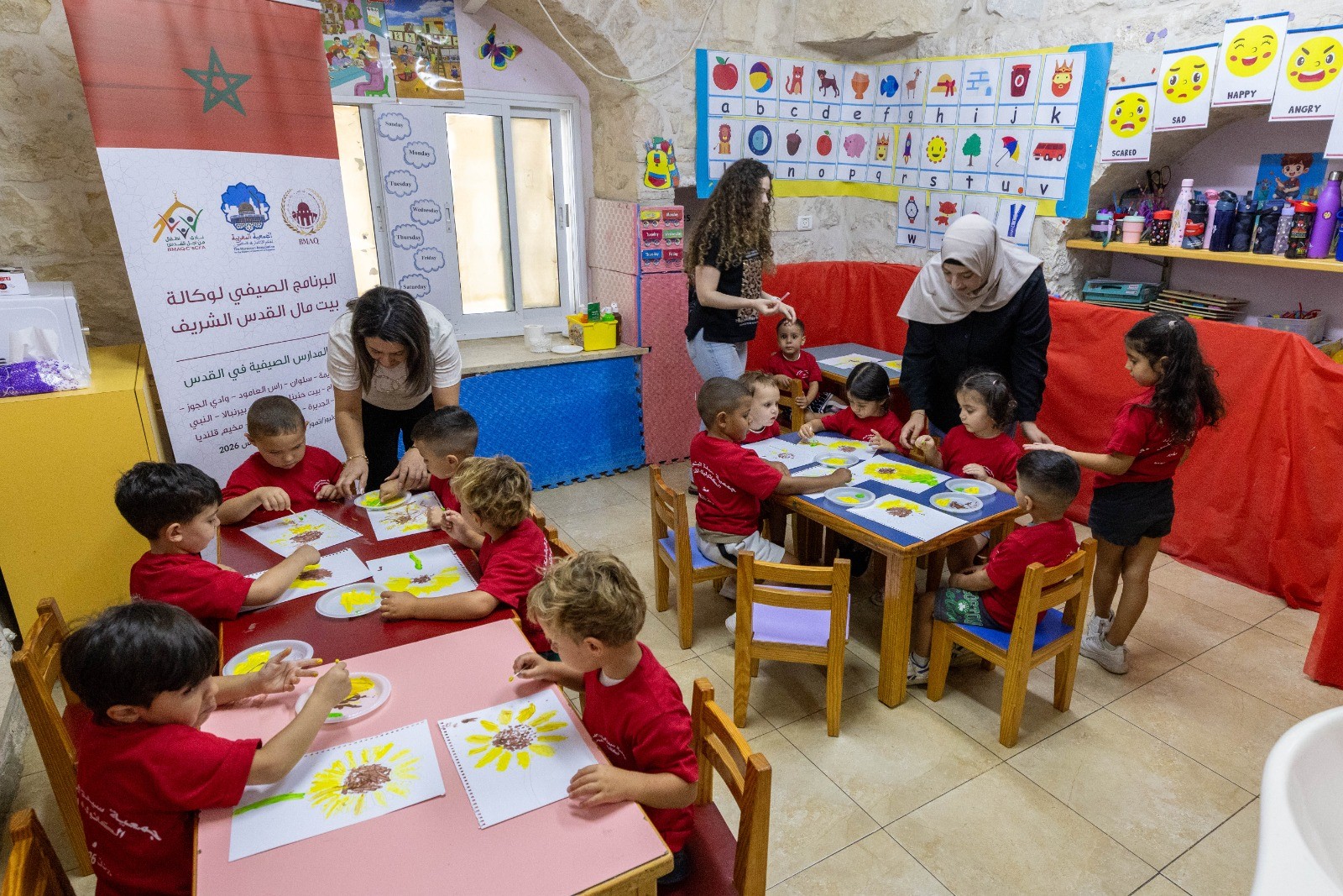 ورش الرسم وقراءة القصص تستقطب الأطفال في المدرسة الصيفية بجمعية سيدة البشارة بالقدس.jpg