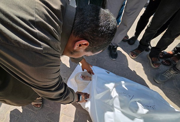 مشيعون يحملون جثماني عادل أبو بكر والطفلة سما الصوفي خلال جنازتهما في خان يونس، بعد استشهادهما بنيران إسرائيلية في منطقة المواصي، جنوب قطاع غزة، 24 تموز/ يوليو 2026. تصوير: طارق محمد