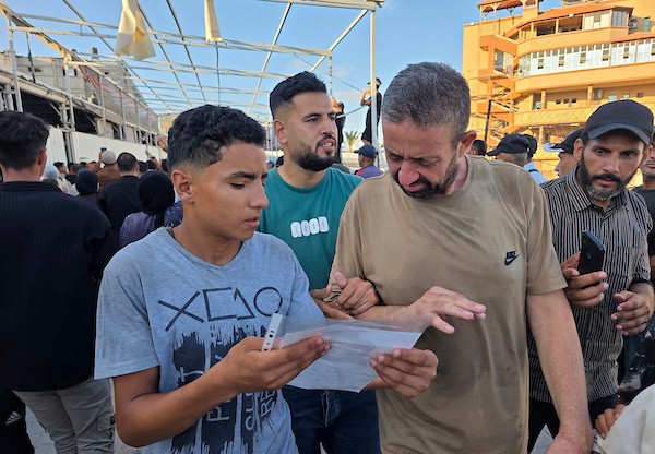 وصل 60 أسيرًا مُفرجًا عنهم من سجني النقب وعوفر إلى مجمع ناصر الطبي في خان يونس، جنوب قطاع غزة، على متن مركبات تابعة للجنة الدولية للصليب الأحمر عبر معبر كرم أبو سالم، في 27 يوليو/تموز 2026. (صورة: طارق محمد)