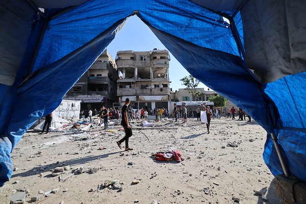 يتفقد فلسطينيون الأضرار التي لحقت بأحد المنازل عقب غارة جوية إسرائيلية على مدينة غزة في 18 يوليو/تموز 2026.(صورة: هادي داود)