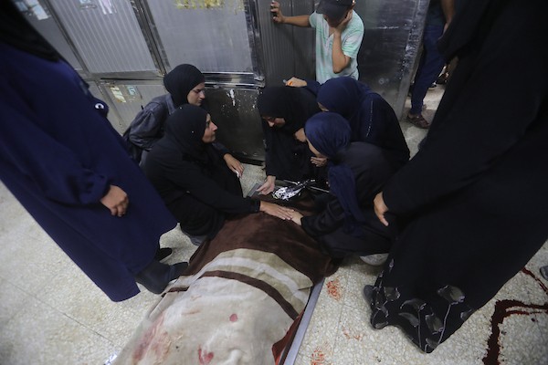 ودّع المشيّعون جثامين فراس المصري وزوجته وأطفالهما الأربعة بعد استشهادهم في غارة جوية إسرائيلية استهدفت منزلًا لعائلة المصري في شارع الثلاثيني بمدينة غزة، في 21 يوليو/تموز 2026. صورة: بلال أسامة