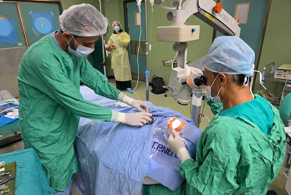 عملية زرع قرنية لفتاة تبلغ من العمر 12 عامًا في مجمع ناصر الطبي بخان يونس جنوب قطاع غزة، في 21 يوليو/تموز 2026.(صورة: طارق محمد)