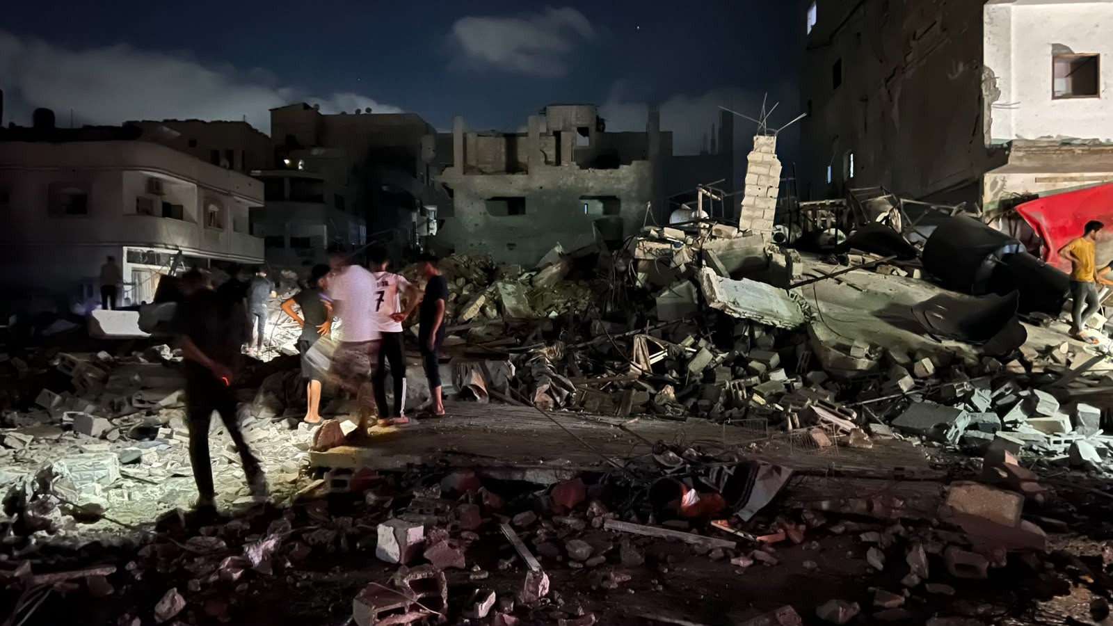 آثار الدمار الواسع عقب قصف إسرائيلي استهدف مربعًا سكنيًا في منطقة الحساينة، غربي مخيم النصيرات وسط قطاع غزة، ما أدى إلى تدمير وتضرر عدد من المنازل وتشريد نحو 20 أسرة....jpg