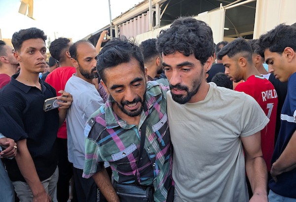 وصل 60 أسيرًا مُفرجًا عنهم من سجني النقب وعوفر إلى مجمع ناصر الطبي في خان يونس، جنوب قطاع غزة، على متن مركبات تابعة للجنة الدولية للصليب الأحمر عبر معبر كرم أبو سالم، في 27 يوليو/تموز 2026. (صورة: طارق محمد)