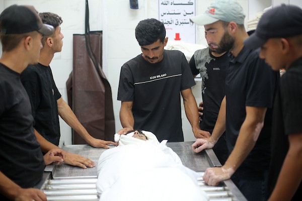 واجب العزاء الأخير لجثماني فلسطينيين استشهدا في غارة جوية إسرائيلية على مخيم جباليا شمال قطاع غزة، في مستشفى الشفاء بمدينة غزة في 23 يوليو/تموز 2026.