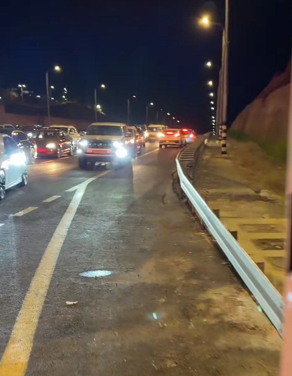 مستوطنون يهاجمون مركبات الفلسطينيين قرب مستوطنة متسبيه يريحو جنوب غرب أريحا.jpg