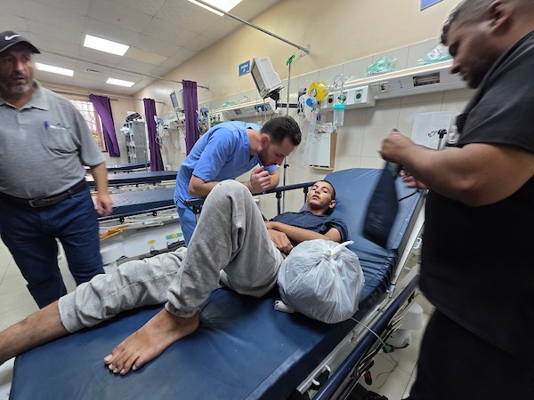 وصل أسرى مُفرج عنهم إلى مستشفى ناصر في خان يونس، جنوب قطاع غزة، على متن سيارات تابعة للصليب الأحمر، في 6 يوليو/تموز 2026.صورة: طارق محمد