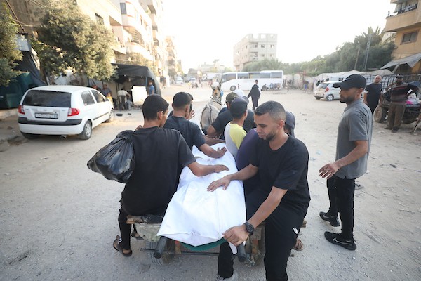 في 22 يوليو/تموز 2026، نقل فلسطينيون جثمان رجل استشهد في غارة جوية إسرائيلية، إلى جانب  رجل آخر أُصيب في الغارة نفسها، إلى مستشفى العودة في مخيم النصيرات للاجئين، وسط قطاع غزة.(صورة: حسن الجدي)