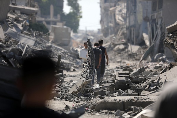 فلسطينيون يتفقدون الأضرار التي لحقت بمنازلهم في حي الشجاعية شرقي مدينة غزة، ويبحثون بين الركام عن ممتلكاتهم، عقب غارات إسرائيلية وتوغل بري في المنطقة، 27 تموز/يوليو 2026. تصوير: بلال أسامة