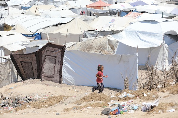 فلسطينيون نازحون يعيشون داخل خيام مؤقتة مكتظة على طول شاطئ مدينة غزة، في 9 يوليو/تموز 2026، وسط حرارة صيفية مرتفعة ونقص في المياه النظيفة والخدمات الأساسية، بعد فرارهم من مناطق متفرقة من القطاع. (تصوير: بلال أسامة)
