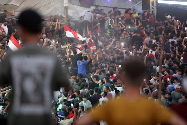 يتابع فلسطينيون البث المباشر لمباراة دور الـ16 من بطولة كأس العالم لكرة القدم بين مصر والأرجنتين في مدينة غزة يوم الثلاثاء 7 يوليو/تموز 2026. صورة: بلال أسامة