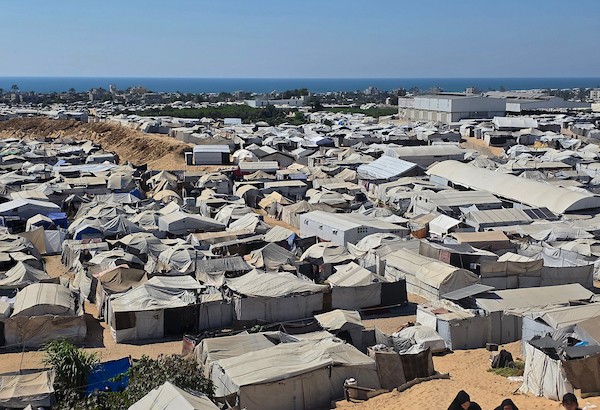 تُظهر صور عامة خيامًا مؤقتة تأوي نازحين فلسطينيين تمتد على طول الساحل غرب خان يونس في جنوب قطاع غزة، في 4 يوليو/تموز 2026.تصوير: طارق محمد