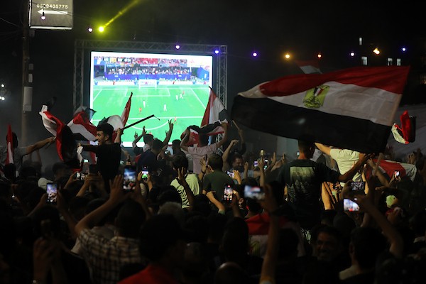 يتابع فلسطينيون البث المباشر لمباراة دور الـ16 من بطولة كأس العالم لكرة القدم بين مصر والأرجنتين في مدينة غزة يوم الثلاثاء 7 يوليو/تموز 2026. صورة: بلال أسامة