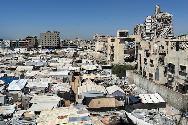 صورة عامة لخيام تأوي الفلسطينيين النازحين، تمتد على طول الساحل غرب مدينة غزة وبين أنقاض المباني التي دمرت خلال الحرب، في 1 يوليو/تموز 2026. تصوير: هادي داود