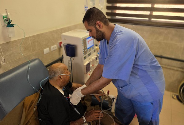 فتحي حجي، 77 عاماً، مريض كلى ويستخدم أسطوانة أكسجين، يجلس على كرسي متحرك أثناء نقله على عربة تجرها الحيوانات من منطقة بئر 19 في المواصي بمدينة خان يونس، جنوب قطاع غزة، في 22 يوليو/تموز 2026.  تصوير: طارق محمد