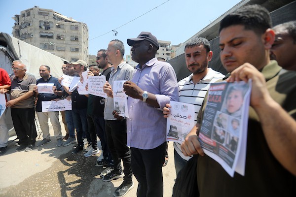 صحفيون فلسطينيون يشاركون في وقفة تضامنية مع زملائهم الجرحى والمرضى أمام خيمة الصحفيين في مدينة غزة، في 22 يوليو/تموز 2026.تصوير: بلال أسامة
