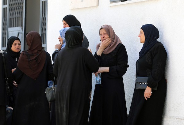 ودّع المشيّعون جثماني فلسطينيين اثنين قُتلا في غارة جوية إسرائيلية استهدفت خيمة تأوي نازحين في منطقة الشيخ عجلين، جنوب غرب مدينة غزة، في 15 يوليو/تموز 2026. ووقعت الغارة مساء 14 يوليو/تموز. صورة: بلال أسامة