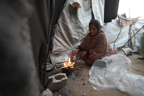 فلسطينيون نازحون يعيشون في خيام مهترئة متجمعة في دير البلح، وسط قطاع غزة، في 30 يونيو/حزيران 2026، وسط نقص حاد في الغذاء والمياه والخدمات الأساسية. تصوير: حسن الجدي