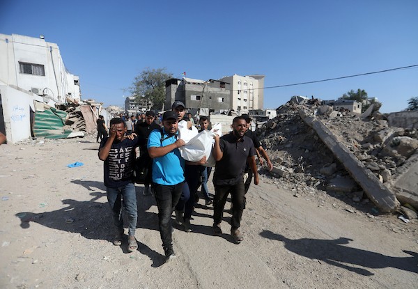 مشيّعون يودّعون جثماني فلسطينيين، أحدهما طفل، في مستشفى الشفاء بمدينة غزة، في 8 يوليو/تموز 2026، بعد مقتلهما في غارات جوية إسرائيلية متفرقة على المدينة في وقت سابق من اليوم. تصوير: بلال أسامة