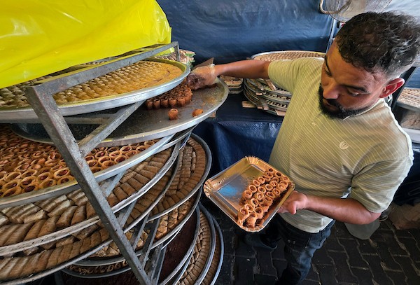 فلسطينيون يشترون الحلوى من متجر محلي عقب إعلان نتائج امتحانات التوجيهي في خان يونس، جنوب قطاع غزة، في 24 يوليو/تموز 2026. صورة: طارق محمد