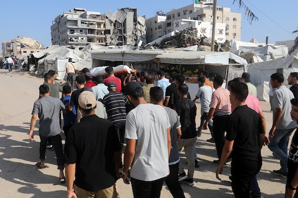 ودّع المشيّعون جثامين ثلاثة فلسطينيين قُتلوا في غارات إسرائيلية على حيّ الزيتون بمدينة غزة وبلدة بيت لاهيا، في الرابع من يوليو/تموز 2026.صورة: بلال أسامة