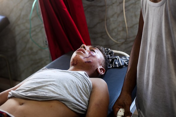 يتلقى فلسطينيون جرحى العلاج داخل مستشفى العودة في مخيم النصيرات للاجئين، وسط قطاع غزة، عقب غارة جوية إسرائيلية استهدفت مجموعة من الأشخاص في المخيم، في 28 يوليو/تموز 2026. صورة: معز صالحي