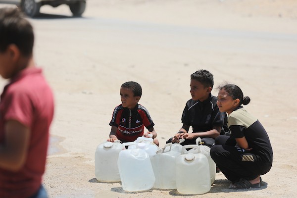 فلسطينيون نازحون يعيشون داخل خيام مؤقتة مكتظة على طول شاطئ مدينة غزة، في 9 يوليو/تموز 2026، وسط حرارة صيفية مرتفعة ونقص في المياه النظيفة والخدمات الأساسية، بعد فرارهم من مناطق متفرقة من القطاع. (تصوير: بلال أسامة)