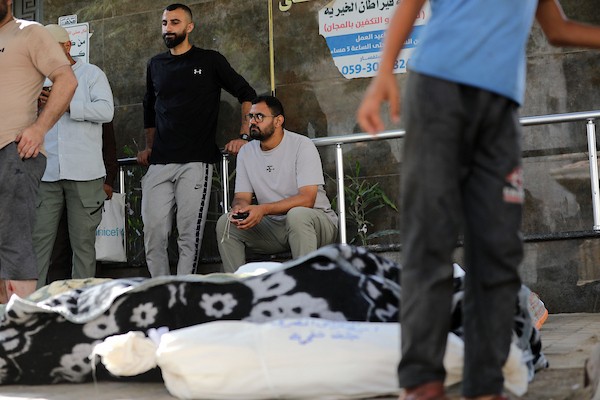 ودّع المشيّعون جثامين فراس المصري وزوجته وأطفالهما الأربعة بعد استشهادهم في غارة جوية إسرائيلية استهدفت منزلًا لعائلة المصري في شارع الثلاثيني بمدينة غزة، في 21 يوليو/تموز 2026. صورة: بلال أسامة