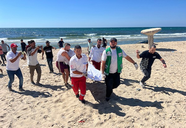 انتشل مسعفون جثة فلسطيني وأجلوا جرحى من موقع غارة إسرائيلية استهدفت مركبة مدنية غرب مخيم النصيرات للاجئين وسط قطاع غزة، في 11 يوليو/تموز 2026. صورة: حسن الجدي