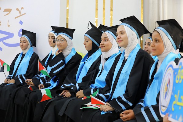 طلاب متفوقون وأفراد أسرهم خلال حفل لتكريم أوائل الثانوية العامة في مدينة غزة، 28 يوليو/تموز 2026. تصوير: بلال أسامة.