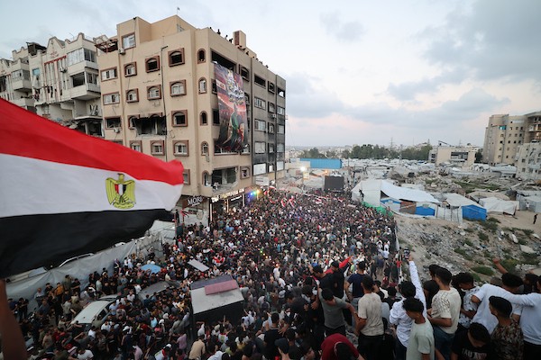 يتابع فلسطينيون البث المباشر لمباراة دور الـ16 من بطولة كأس العالم لكرة القدم بين مصر والأرجنتين في مدينة غزة يوم الثلاثاء 7 يوليو/تموز 2026. (صورة: عمر أشتوي)