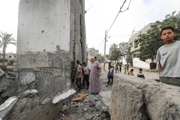 يتفقد فلسطينيون الأضرار التي لحقت بمسجد النور عقب هجوم على مخيم البريج للاجئين، وسط قطاع غزة، في 24 يوليو/تموز 2026. صورة: معز صالحي