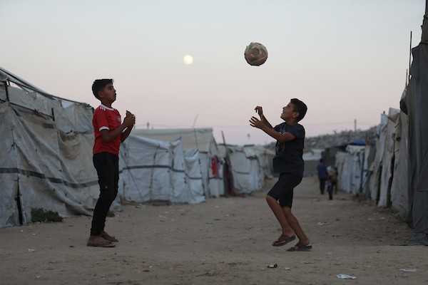 فلسطينيون نازحون يعيشون في خيام مهترئة متجمعة في دير البلح، وسط قطاع غزة، في 30 يونيو/حزيران 2026، وسط نقص حاد في الغذاء والمياه والخدمات الأساسية. تصوير: حسن الجدي