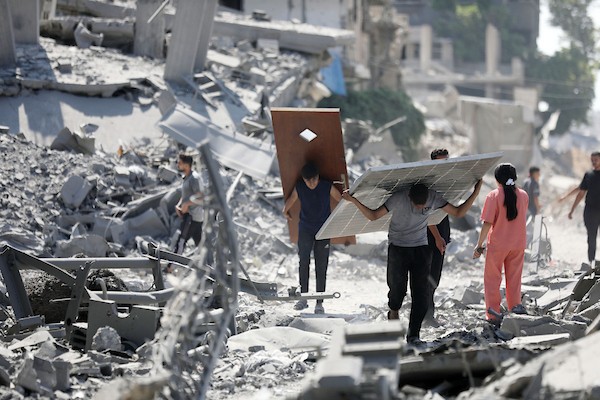 فلسطينيون يتفقدون الأضرار التي لحقت بمنازلهم في حي الشجاعية شرقي مدينة غزة، ويبحثون بين الركام عن ممتلكاتهم، عقب غارات إسرائيلية وتوغل بري في المنطقة، 27 تموز/يوليو 2026. تصوير: بلال أسامة