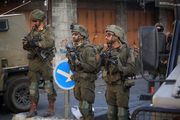 قوات الاحتلال في منطقة باب الزاوية وسط الخليل في 23 يوليو/تموز 2026، لتأمين اقتحام المستوطنين إلى المنطقة، وفقًا لشهود عيان.(صورة: مأمون وزواز)