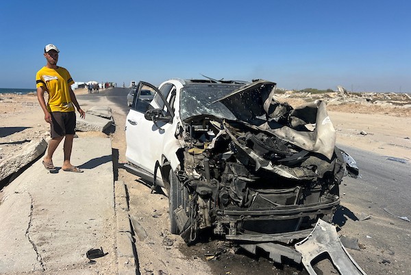 انتشل مسعفون جثة فلسطيني وأجلوا جرحى من موقع غارة إسرائيلية استهدفت مركبة مدنية غرب مخيم النصيرات للاجئين وسط قطاع غزة، في 11 يوليو/تموز 2026. صورة: حسن الجدي