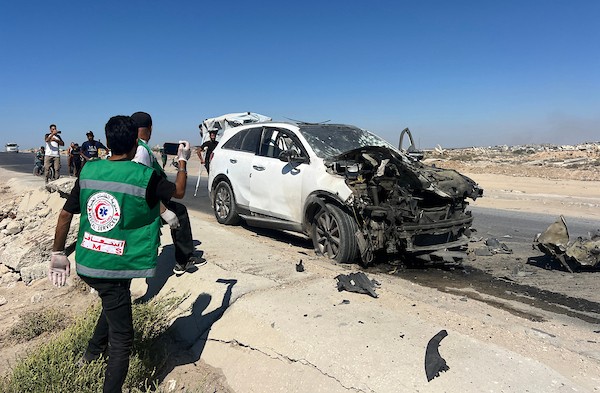 انتشل مسعفون جثة فلسطيني وأجلوا جرحى من موقع غارة إسرائيلية استهدفت مركبة مدنية غرب مخيم النصيرات للاجئين وسط قطاع غزة، في 11 يوليو/تموز 2026. صورة: حسن الجدي