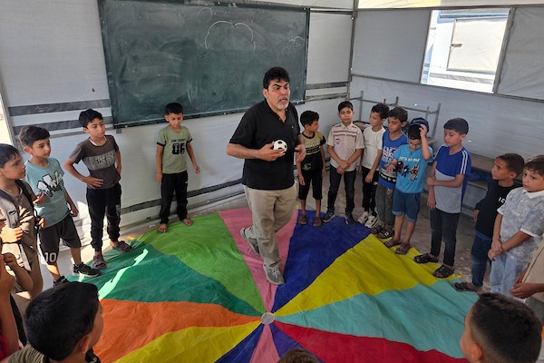أنشطة تعليمية ضمن برنامج أجراس المدارس الذي أطلقته وزارة التربية والتعليم العالي بالتعاون مع اليونيسف في خان يونس، جنوب قطاع غزة، في 18 يوليو/تموز 2026. (صورة: طارق محمد)