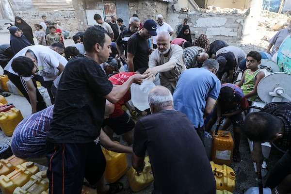 يصطفّ فلسطينيون نازحون للحصول على الماء من صهريج مياه متنقل في مخيم البريج للاجئين، وسط قطاع غزة، في 18 يوليو/تموز 2026.صورة: معز صالحي