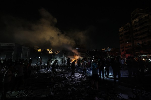 يتفقد فلسطينيون الأضرار التي لحقت بمبنى إثر غارة جوية إسرائيلية على شارع الجلاء وسط مدينة غزة، قطاع غزة، في 23 يوليو/تموز 2026. صورة: عمر أشتوي