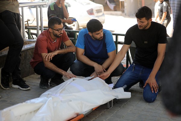 مشيّعون يودّعون جثامين ثلاثة فلسطينيين، بينهم طفل، في مستشفى الشفاء بمدينة غزة، في 8 يوليو/تموز 2026، بعد مقتلهم في غارة إسرائيلية استهدفت مركبة بحي الصبرة مساء اليوم السابق. تصوير: بلال أسامة