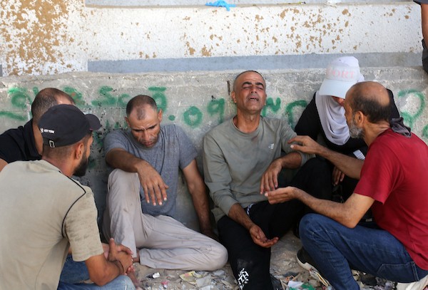 واجب العزاء الأخير لجثماني فلسطينيين استشهدا في غارة جوية إسرائيلية على مخيم جباليا شمال قطاع غزة، في مستشفى الشفاء بمدينة غزة في 23 يوليو/تموز 2026.