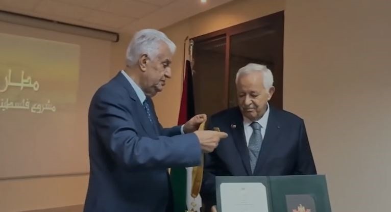 منح المهندس المغربي أحمد البيّاز نجمة يبوس من وسام الرئيس ياسر عرفات.JPG