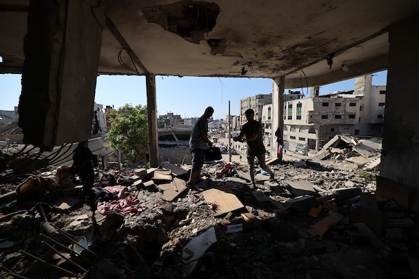يتفقد فلسطينيون الأضرار التي لحقت بأحد المنازل عقب غارة جوية إسرائيلية على مدينة غزة في 18 يوليو/تموز 2026.(صورة: هادي داود)