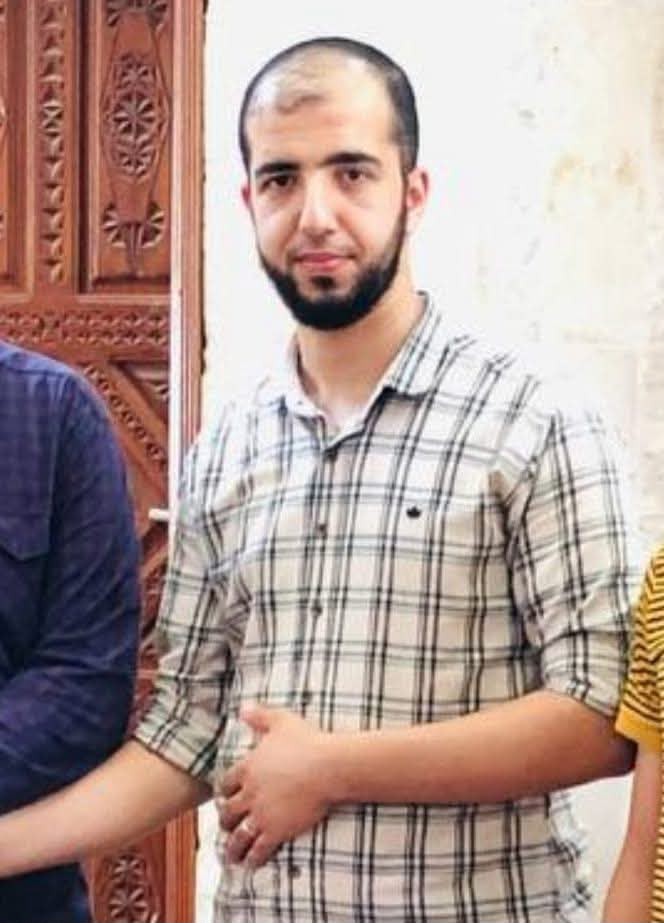 الشهيد عمر ابو قاسم الذي ارتقي مع زوجته وابنته في قصف شقة سكنية في دير البلح.jpg