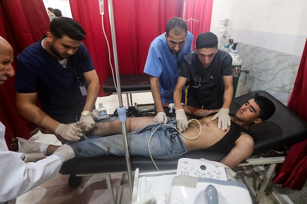 يتلقى فلسطينيون جرحى العلاج داخل مستشفى العودة في مخيم النصيرات للاجئين، وسط قطاع غزة، عقب غارة جوية إسرائيلية استهدفت مجموعة من الأشخاص في المخيم، في 28 يوليو/تموز 2026. صورة: معز صالحي