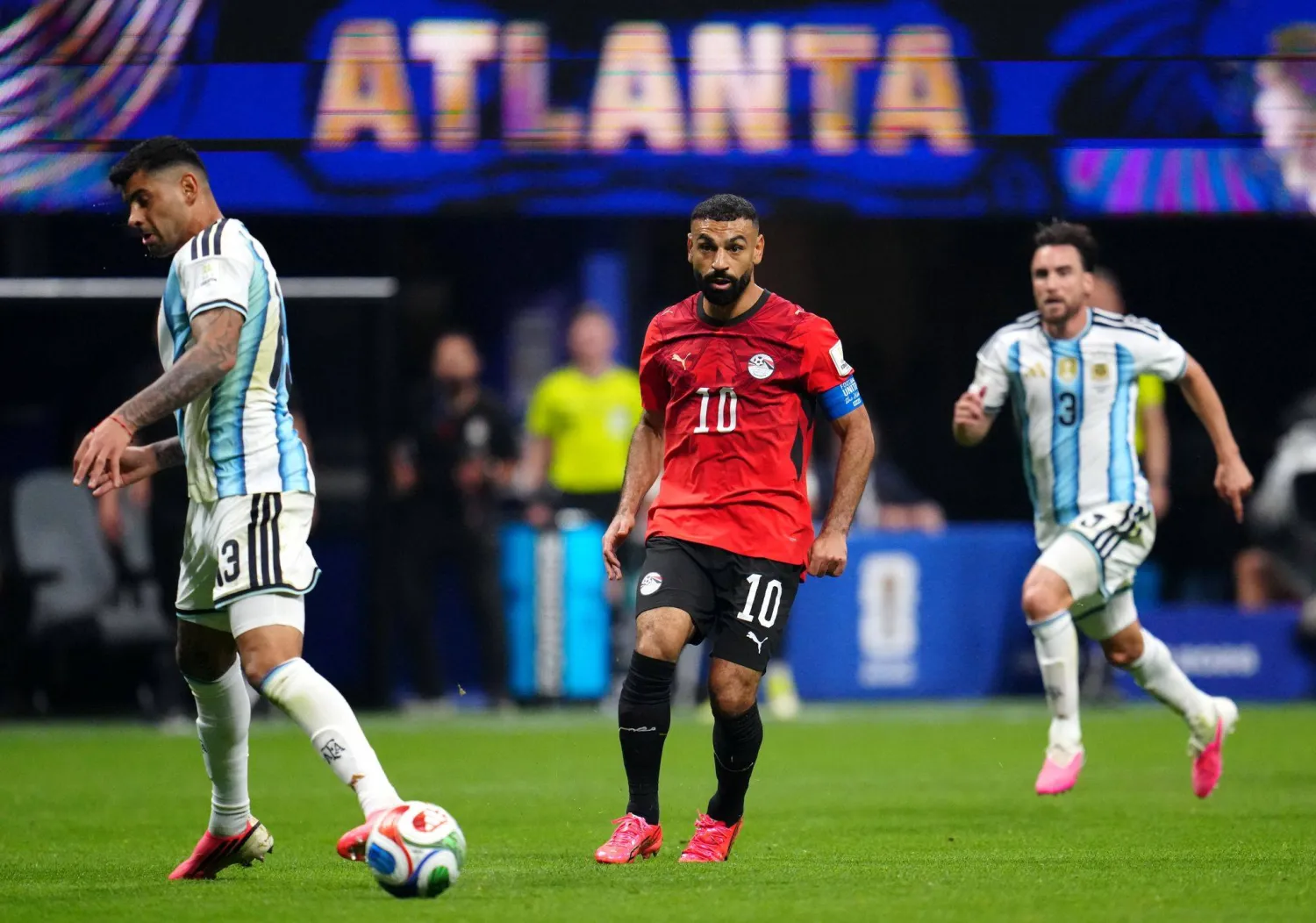 محمد صلاح وليساندرو مارتينيز يتنافسان على الكرة (د.ب.أ).webp